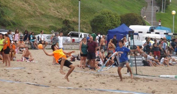 Lee más sobre el artículo Beach Handball: AUSPICIOSO ARRANQUE DE LA ACTIVIDAD EN EL 2016