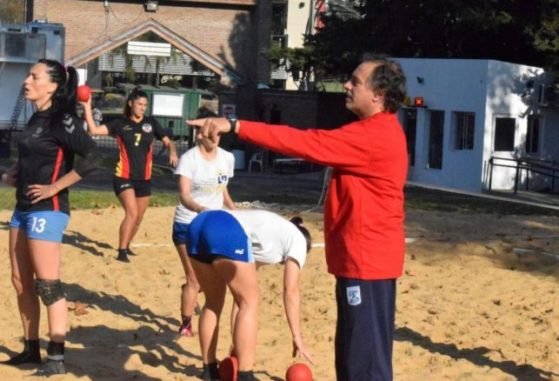 Lee más sobre el artículo Beach Handball: «QUEREMOS ESTAR ENTRE LOS CUATRO MEJORES» SOSTIENE SALVADOR COMPARONE