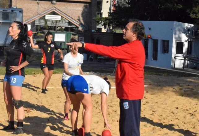 Beach Handball: "QUEREMOS ESTAR ENTRE LOS CUATRO MEJORES" SOSTIENE SALVADOR COMPARONE