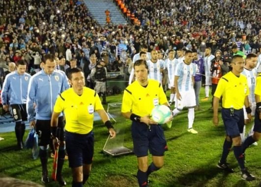 Lee más sobre el artículo Fútbol: URUGUAY Y ARGENTINA EMPATARON POR LAS ELIMINATORIAS PARA RUSIA 2018