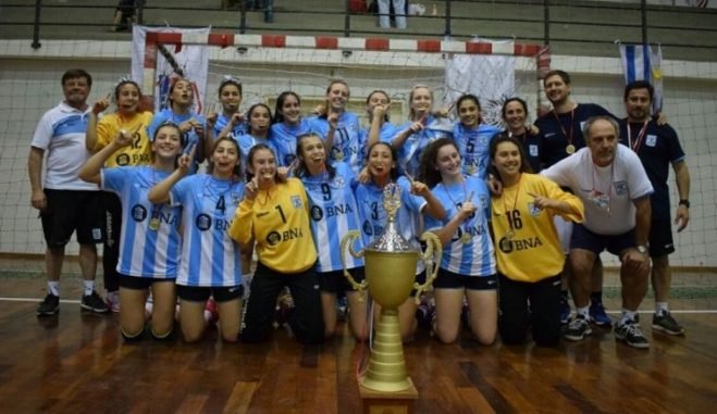 Lee más sobre el artículo Handball: LA SELECCION FEMENINA ARGENTINA SE CONSAGRO CAMPEON Y LOS VARONES TERMINARON SEGUNDOS EN EL SUDAMERICANO MENOR