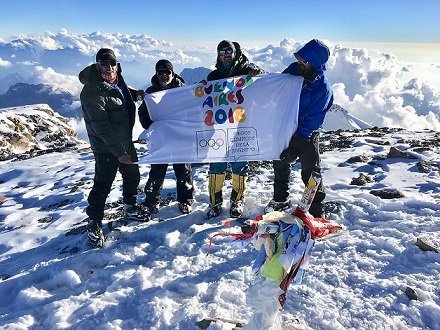 Lee más sobre el artículo Juegos Olímpicos de la Juventud Buenos Aires 2018: LA BANDERA DE LOS JUEGOS LLEGÓ AL ACONCAGUA