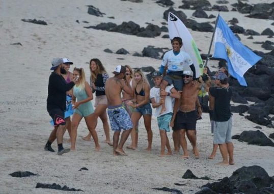 Lee más sobre el artículo Surf: RUGGIERO Y DE LA LAMA GANARON EN ECUADOR