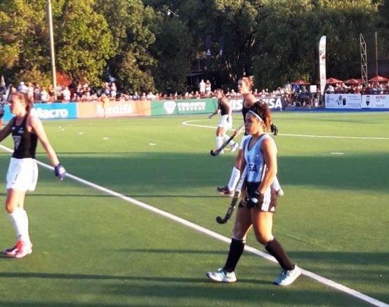 En este momento estás viendo Hockey sobre césped femenino: FINAL DE LA SERIE CON VICTORIA PARA LAS LEONAS