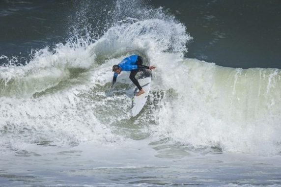 Lee más sobre el artículo Surf: BUENAS ACTUACIONES DE SANTIAGO MUÑIZ E IGNACIO GUNDESEN EN PORTUGAL