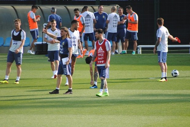 En este momento estás viendo Futbol: ARGENTINA SE ENTRENA EN BARCELONA CON LA MIRADA PUESTA EN RUSIA