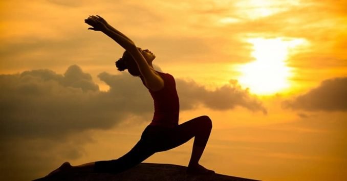 Lee más sobre el artículo Yoga: LA PRÁCTICA Y SUS BENEFICIOS