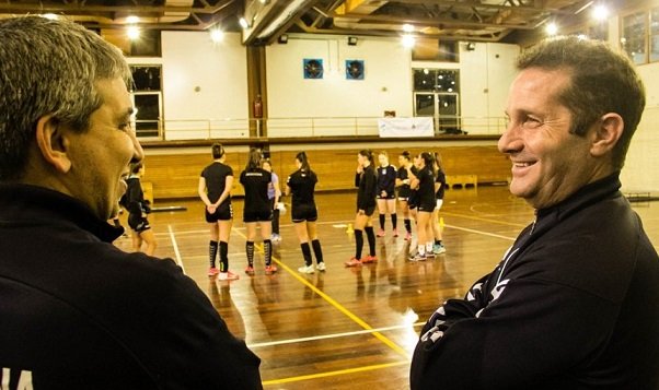 Lee más sobre el artículo Handball femenino: EDUARDO GALLARDO INICIÓ SU CICLO COMO ENTRENADOR DE LA SELECCIÓN ADULTA