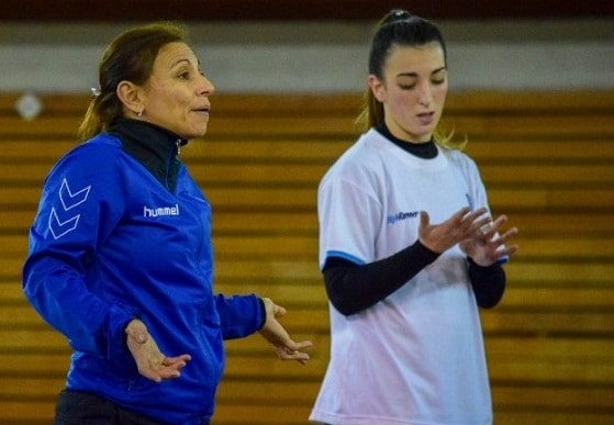 En este momento estás viendo Handball femenino: “TENEMOS QUE GANARLES A LOS ASIÁTICOS PARA CLASIFICAR A OCTAVOS» AFIRMÓ LA ENTRENADORA GISELLE PINTOS