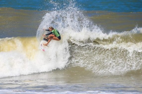Lee más sobre el artículo Surf: DESTACADA ACTUACIÓN DE LUCÍA INDURAIN EN FRANCIA