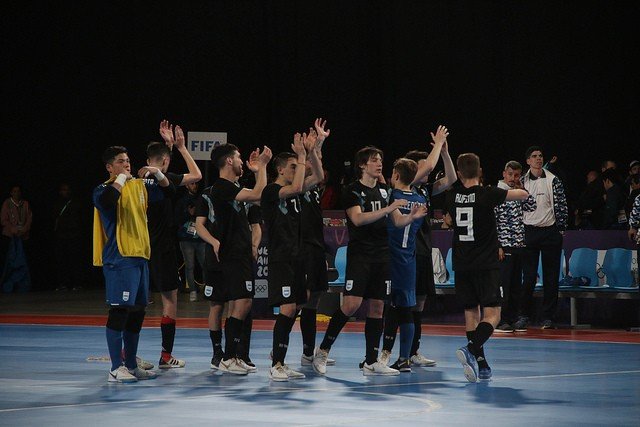 Lee más sobre el artículo YOG BA 2018: LA SELECCION DE FUTSAL GOLEO Y ENFRENTARA A BRASIL EN SEMIFINALES