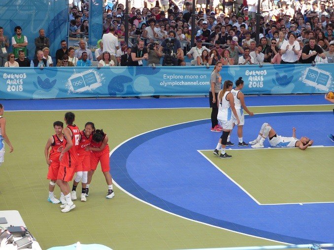 Lee más sobre el artículo YOG BA 2018: LAS ARGENTINAS PERDIERON EL INVICTO Y QUEDARON ELIMINADAS EN EL BÁSQUET 3X3