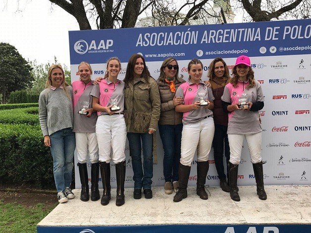 Lee más sobre el artículo Polo femenino: LAS BÉTULAS EL POLO DE FUCHI SE QUEDARON CON LA «COPA MANIPUR 2018»