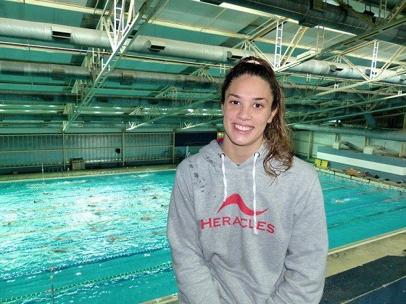 Lee más sobre el artículo Sección: «CONOCIENDO A … MACARENA CEBALLOS – NATACIÓN»