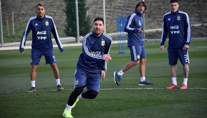 Lee más sobre el artículo Fútbol: ARGENTINA COMIENZA LOS ENTRENAMIENTOS EN MADRID CON EL REGRESO DE MESSI