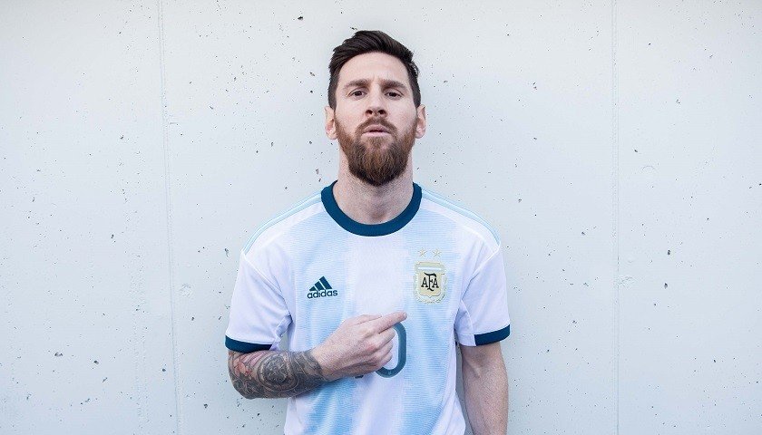 Lee más sobre el artículo Fútbol: ASÍ LUCIRÁ LA NUEVA CAMISETA ALBICELESTE