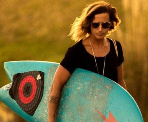 Lee más sobre el artículo Surf: «ME HABÍA PROPUESTO SER CAMPEONA, ENTRENÉ PARA ESO» SOSTUVO AGOSTINA PELLIZZARI