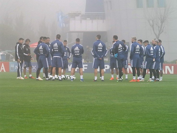 Lee más sobre el artículo Fútbol: LA SELECCION ARGENTINA SE ENTRENO BAJO UNA INTENSA NIEBLA