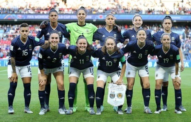 Lee más sobre el artículo Fútbol femenino: HAZAÑA ARGENTINA QUE REMONTÓ UN 0-3 Y AÚN PUEDE CLASIFICARSE A LA RONDA FINAL DEL MUNDIAL FEMENINO