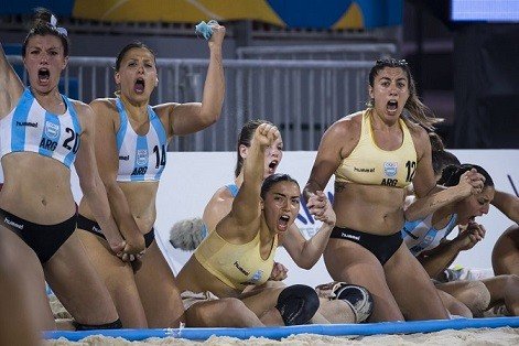 Lee más sobre el artículo Beach Handball femenino: ARGENTINA VENCIÓ A GRECIA Y PELEARÁ POR EL QUINTO PUESTO