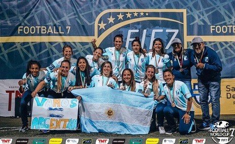 Lee más sobre el artículo Fútbol femenino: EN LA CATEGORÍA «FÚTBOL 7» ARGENTINA SE SUBIÓ AL PODIO