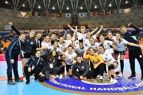 Lee más sobre el artículo Handball femenino: ARGENTINA VENCIÓ A CONGO Y SE ASEGURÓ SU MEJOR POSICIÓN HISTÓRICA EN UN MUNDIAL