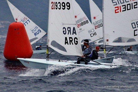 Lee más sobre el artículo Vela/Yachting: JUAN PABLO CARDOZO FUE CAMPEÓN MUNDIAL DE LASER U19 EN CROACIA