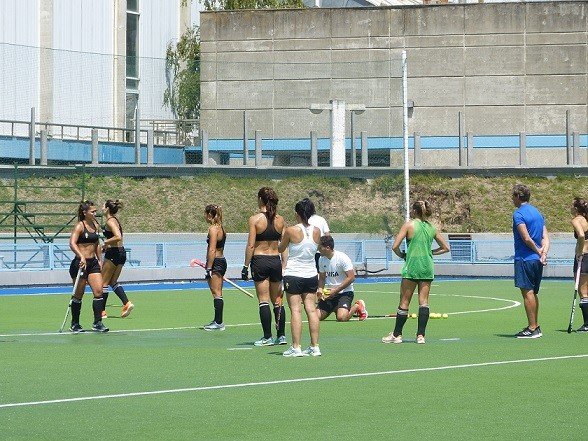 Lee más sobre el artículo Hockey césped femenino: JULIETA JANKUNAS, VICTORIA SAUZE Y SOFÍA RAMALLO EN EL SEGUNDO DÍA DE ENTRENAMIENTO DE LAS LEONAS EN MAR DEL PLATA