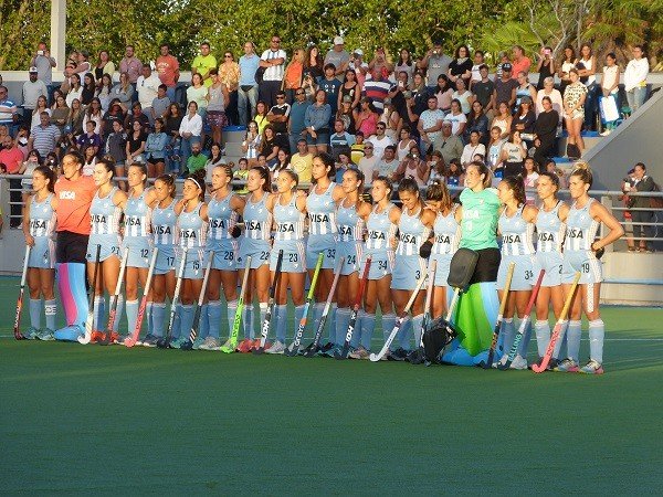 Lee más sobre el artículo Hockey césped femenino: AGOSTINA ALONSO, JOSEFINA RUBENACKER Y SOFÍA RAMALLO, LUEGO DEL TRIUNFO DE LAS LEONAS EN EL PRIMER PARTIDO DE LA SERIE