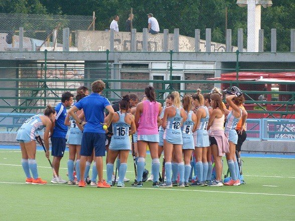 Lee más sobre el artículo Hockey césped femenino: SOFÍA TOCCALINO Y MARÍA JOSÉ GRANATTO EN ENTRENAMIENTO DE LAS LEONAS EN MAR DEL PLATA