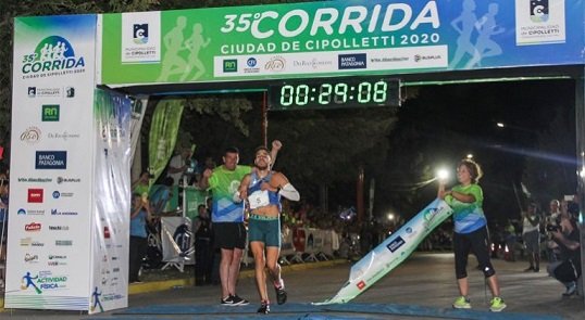 Lee más sobre el artículo Atletismo: BERNARDO MALDONADO Y TATIELE ROBERTA DE CALVALHO GANARON LA EDICIÓN 35° CORRIDA CIUDAD DE CIPOLLETTI