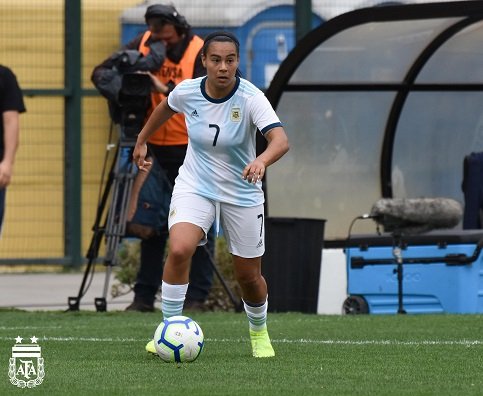 Lee más sobre el artículo Fútbol femenino:v «SE EXTRAÑA MUCHO ESTAR CON LA SELECCIÓN» AFIRMÓ YAEL OVIEDO