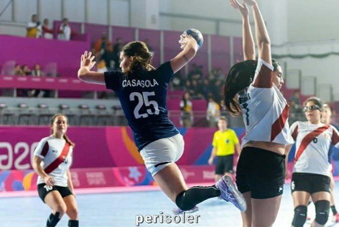 Lee más sobre el artículo Notas: MICAELA CASASOLA, GARRA Y PASIÓN POR EL HANDBALL