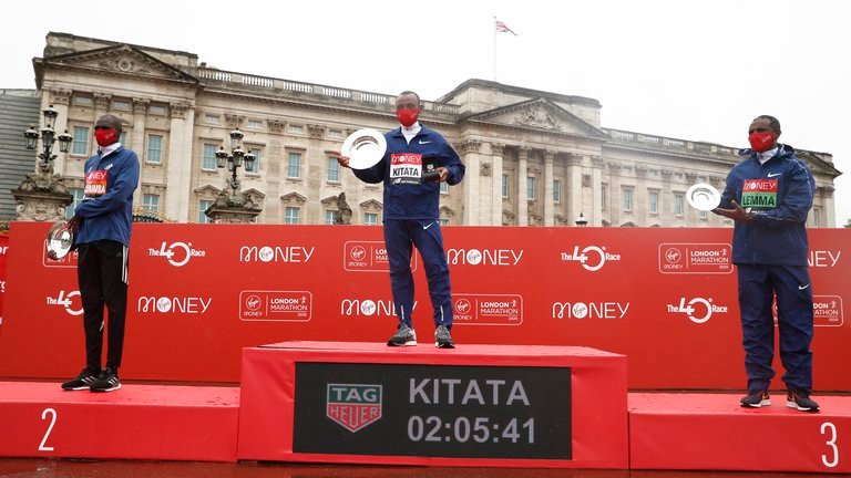 Lee más sobre el artículo Atletismo: KITATA BRILLÓ BAJO LA LLUVIA EN LA MARATÓN DE LONDRES