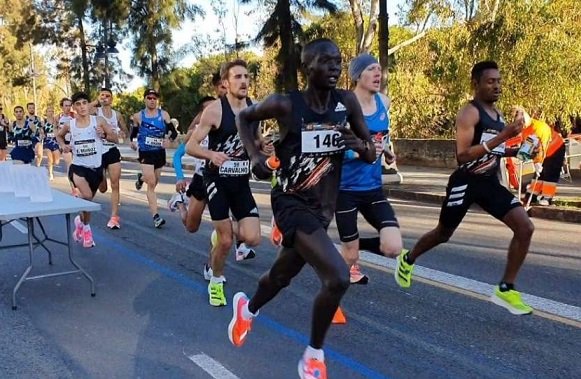 Lee más sobre el artículo Atletismo: HAZAÑA DE MUÑOZ EN MARATÓN DE VALENCIA