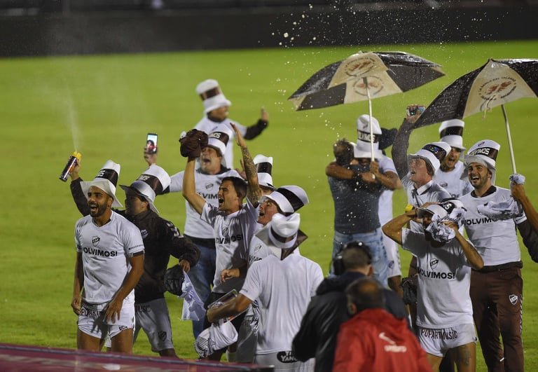 Lee más sobre el artículo Primera Nacional: TRAS 22 AÑOS PLATENSE VUELVE A PRIMERA DIVISIÓN
