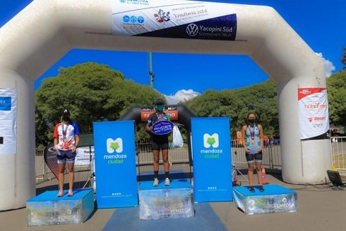 Lee más sobre el artículo Triatlón: FIDEL DÍAZ Y ROMINA  BIAGIOLI SE IMPUSIERON EN LA 35° EDICIÓN DE LA TRADICIONAL PRUEBA INTERNACIONAL VENDIMIA