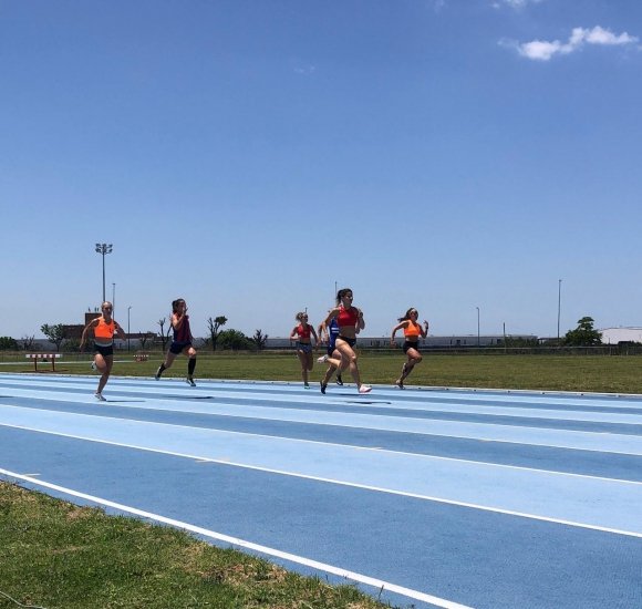 Lee más sobre el artículo Atletismo: FIN DE SEMANA A PURA PISTA