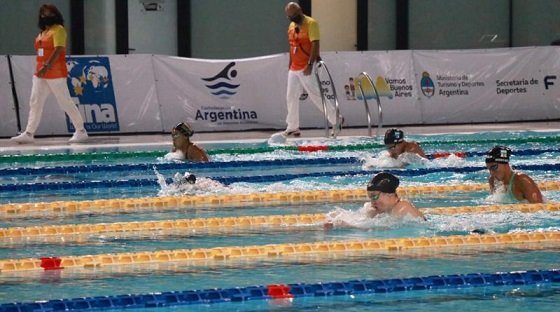 Lee más sobre el artículo Natación: DESTACADA ACTUACIÓN ALBICELESTE CON 10 MEDALLAS EN LA PRIMERA JORNADA DEL SUDAMERICANO 2021