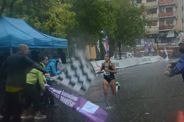 Lee más sobre el artículo Atletismo: MIGUEL BÁRZOLA Y DAIANA OCAMPO, CAMPEONES DE MARATÓN BAJO UN TEMPORAL