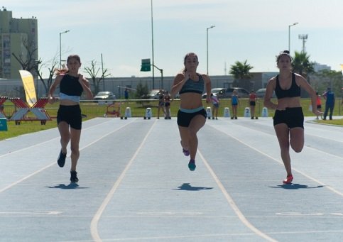 Lee más sobre el artículo Atletismo: LA FAM REALIZÓ EL METROPOLITANO U20