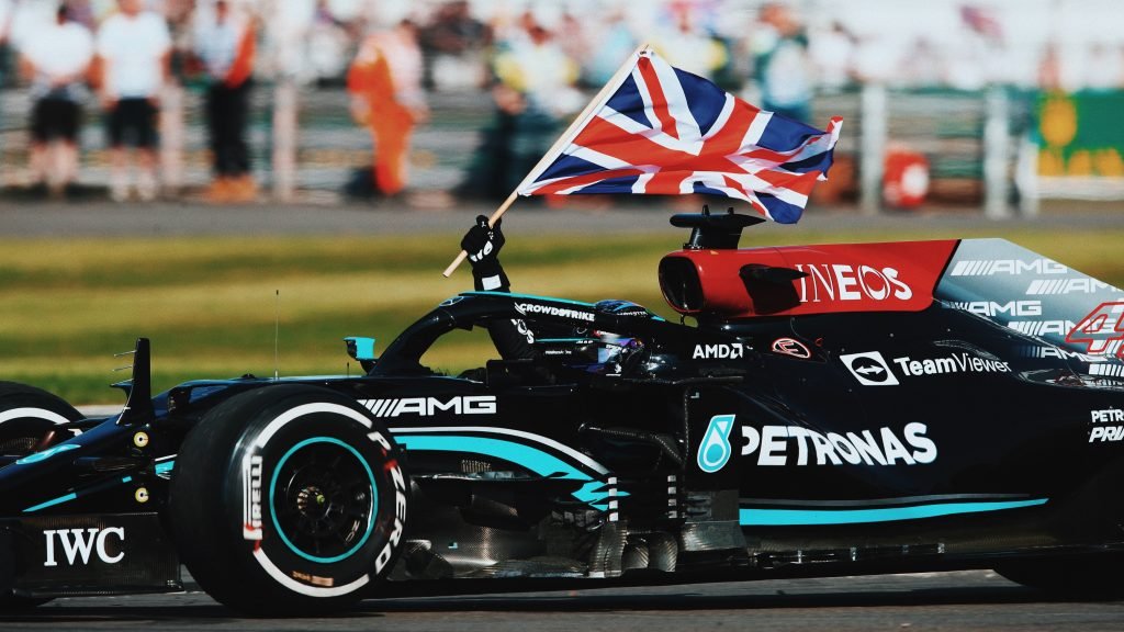 Automovilismo: HAMILTON SE LLEVÓ LA CARRERA MÁS POLÉMICA DEL AÑO