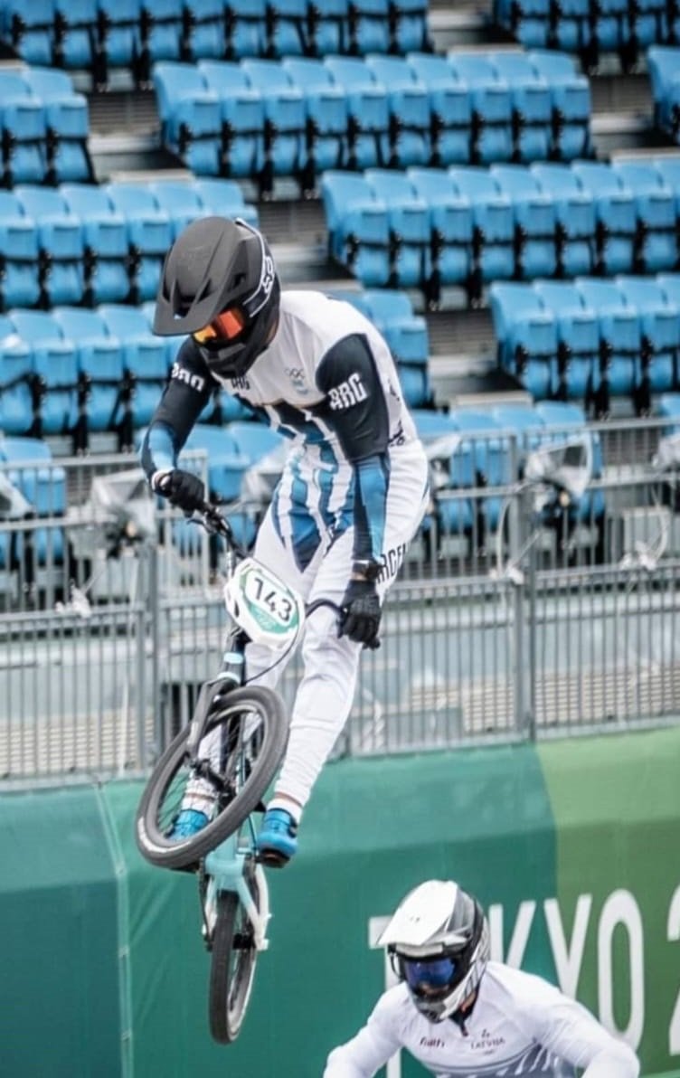 En este momento estás viendo JJOO Tokio 2020: CICLISMO BMX | EXEQUIEL TORRES PEDALEÓ FUERTE Y AVANZÓ A SEMIFINALES