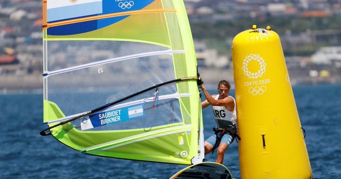 En este momento estás viendo JJOO Tokio 2020: YACHTING VELA | ARGENTINOS EN LA SEGUNDA JORNADA DE WINDSURF Y LASER