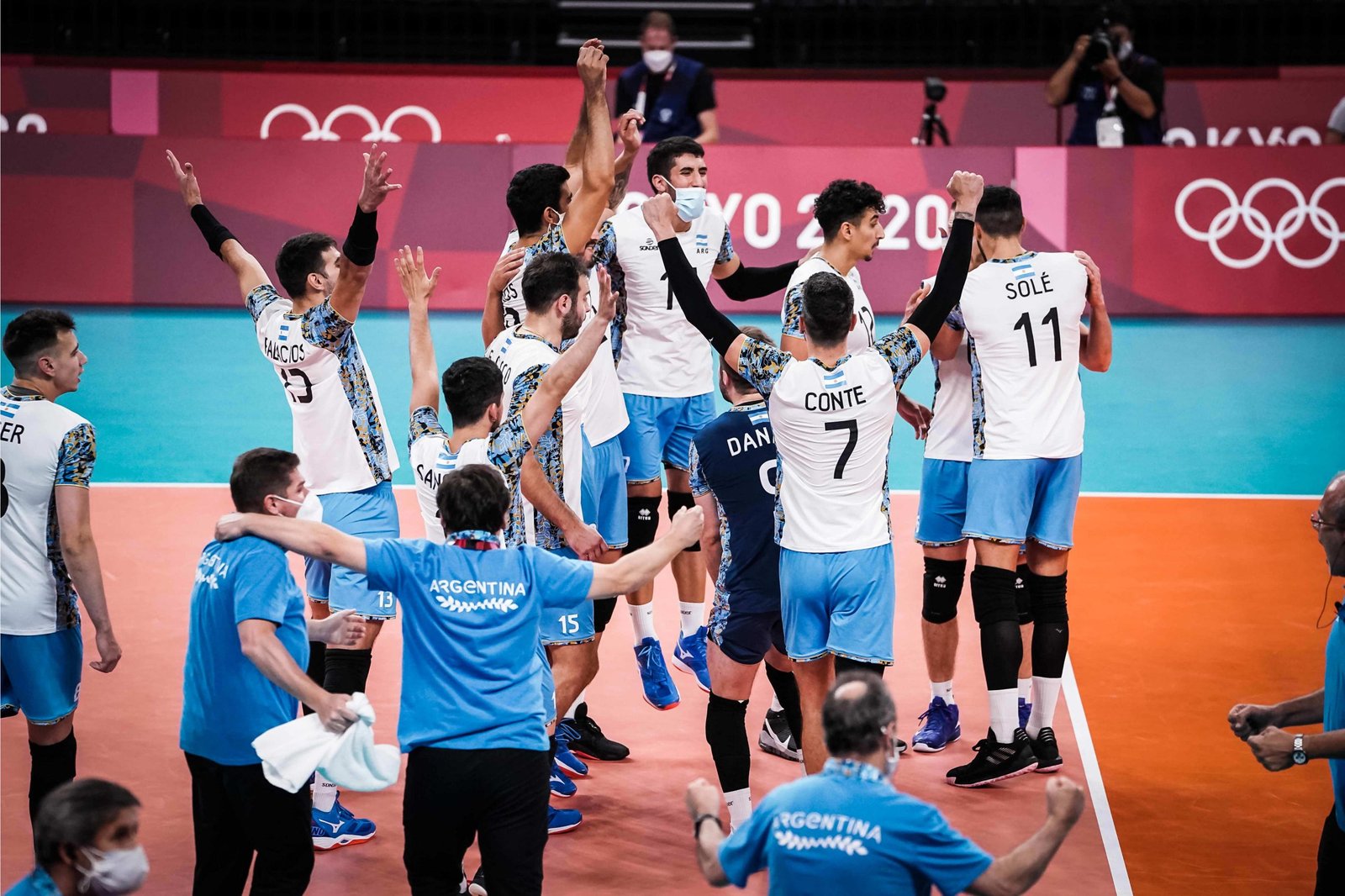 En este momento estás viendo JJOO Tokio 2020: VOLEY MASCULINO | ¡HISTÓRICO TRIUNFO DE ARGENTINA QUE LE GANÓ 3-2 A ITALIA Y ESTÁ EN SEMIFINALES!