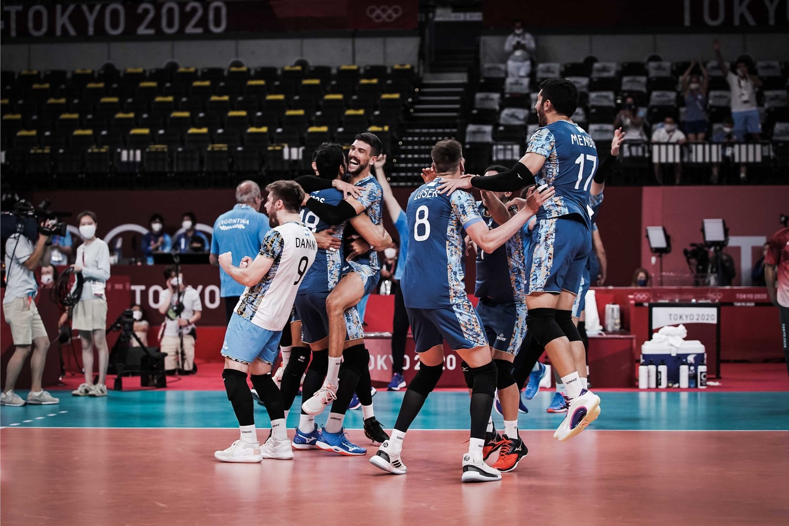 En este momento estás viendo JJOO Tokio 2020: VOLEY MASCULINO | ¡ARGENTINA ESTÁ EN CUARTOS DE FINAL! VENCIÓ 3-0 A ESTADOS UNIDOS Y SIGUE EN CARRERA
