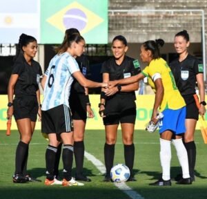 Lee más sobre el artículo Fútbol femenino: LAS CHICAS DE LA SELECCIÓN ARGENTINA CAYERON ANTE BRASIL
