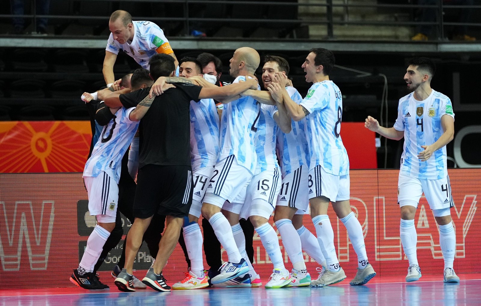 En este momento estás viendo Futsal masculino: ARGENTINA VENCIÓ A RUSIA Y ENFRENTARÁ A BRASIL EN LAS SEMIFINALES DEL MUNDIAL