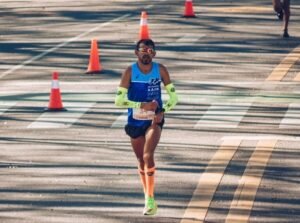 Lee más sobre el artículo Atletismo: PEDRO GÓMEZ Y LUDMILA MARTÍNEZ SE ADJUDICARON EL MARATÓN DE ROSARIO