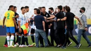 Lee más sobre el artículo Fútbol masculino: ESCANDALOSA SUSPENSIÓN DEL PARTIDO ENTRE BRASIL Y ARGENTINA POR LAS ELIMINATORIAS SUDAMERICANAS PARA EL MUNDIAL DE QATAR